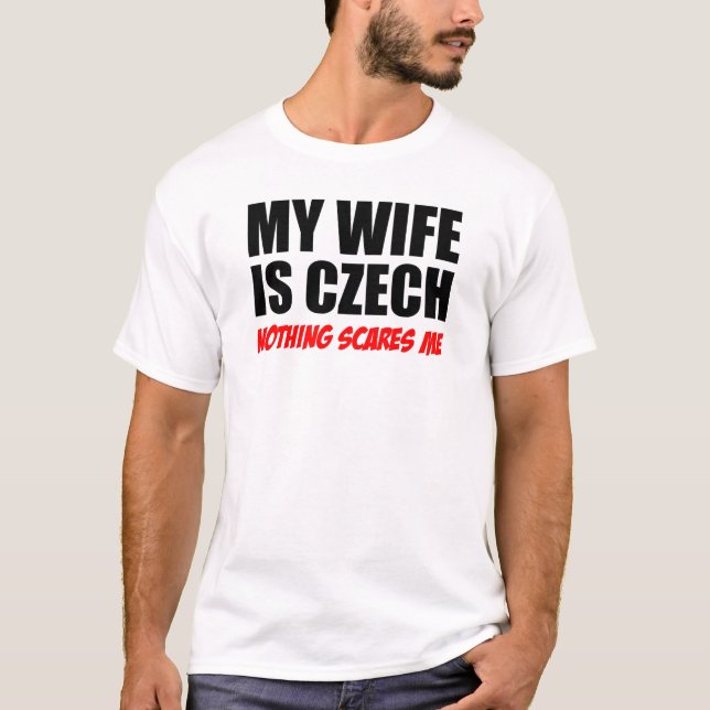 Camiseta Minha Esposa É Tcheca Nada Me Assusta (Frente)