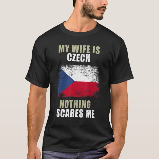 Camiseta Minha Esposa É Tcheca Nada Me Assusta (Frente)