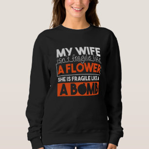 Camiseta Minha esposa não é frágil como uma flor Ela é frág