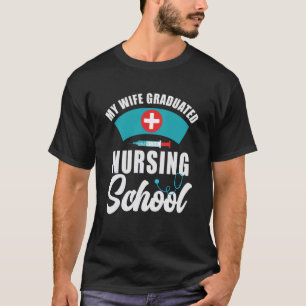 Camiseta Minha esposa se formou na Escola de Enfermagem par