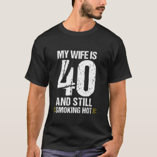 Camiseta Minha esposa tem 40 anos e ainda fuma quente