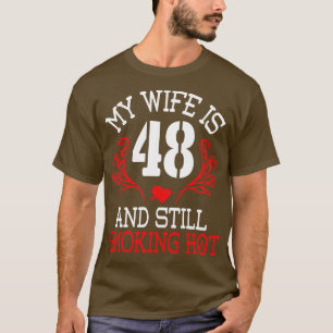Camiseta Minha Esposa Tem 48 Anos E Ainda Fumando Uma Ajuda