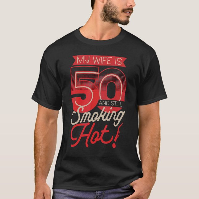 Camiseta Minha Esposa Tem 50 Anos E Ainda Fumando Quinquent (Frente)