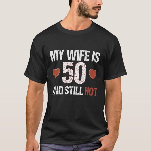 Camiseta Minha Esposa Tem 50 Anos E Ainda Quente 50 Anos De (Frente)