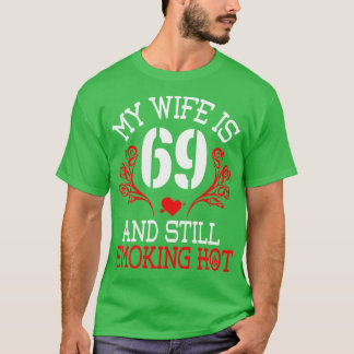 Camiseta Minha Esposa Tem 69 Anos E Ainda Fumando Hot Happ