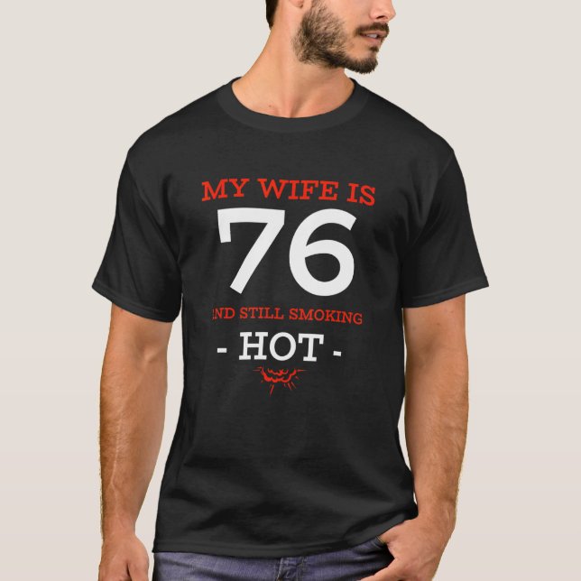 Camiseta Minha Esposa Tem 76 Anos Ainda Fumando Quente 76º  (Frente)