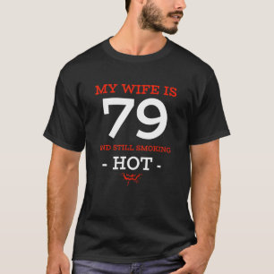 Camiseta Minha Esposa Tem 79 Anos Ainda Fumando Quente 79º