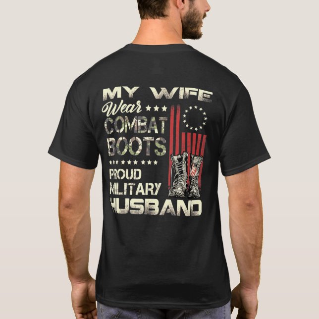 Camiseta Minha Esposa Veste Combate Boots Orgulhosos Marido (Verso)
