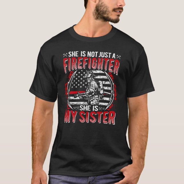 Camiseta Minha Irmã É Bombeiro Thin Red Line Fam (Frente)