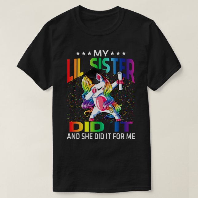 Camiseta Minha Irmã Lil Fez Isso E Ela Para Mim Formando Un (Frente do Design)