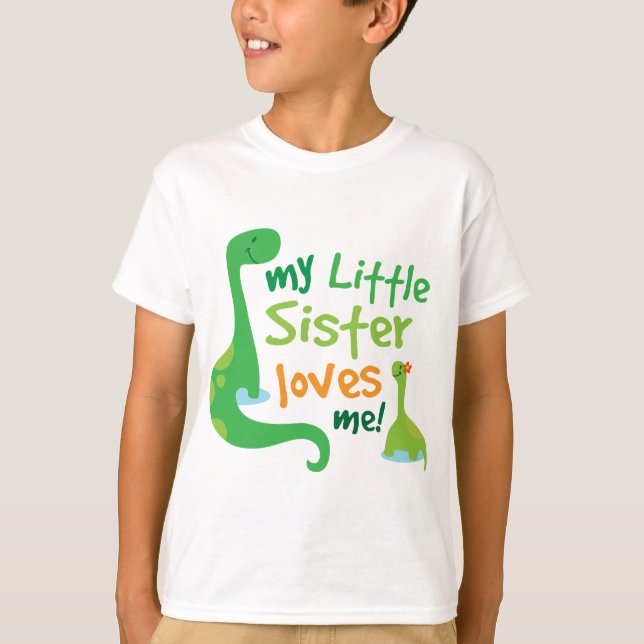 Camiseta Minha irmã mais nova ama-me dinossauro (Frente)
