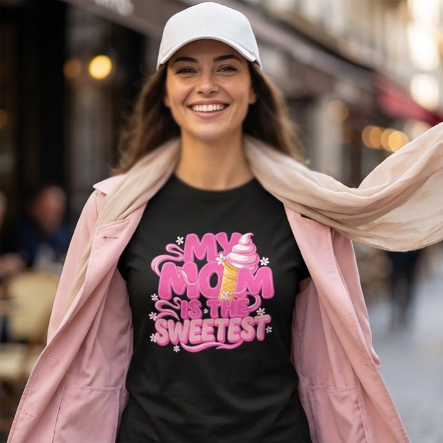 Camiseta Minha Mãe É A Mais Doce – Sorvete Fofo (#MomGift #MothersDay #IceCreamArt #SweetestMom #PopArtTshirt #HotPinkDesign #CuteTypography )