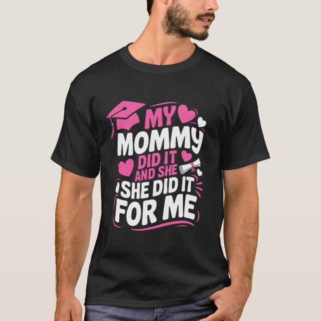 Camiseta Minha Mãe Fez Isso Graduada Mãe Graduação (Frente)
