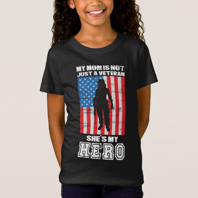 Camiseta Minha mãe não é apenas uma veterana. Ela é meu her (Frente)
