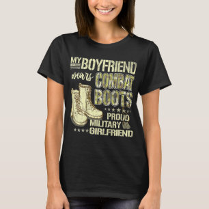 Camiseta Minha Namorado Veste Botas de Combate - Rapariga M