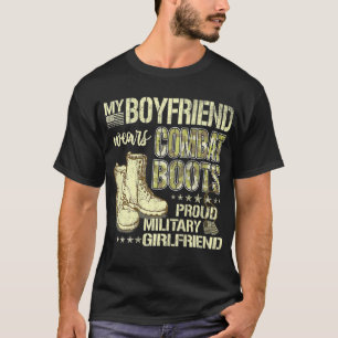 Camiseta Minha Namorado Veste Botas de Combate - Rapariga M