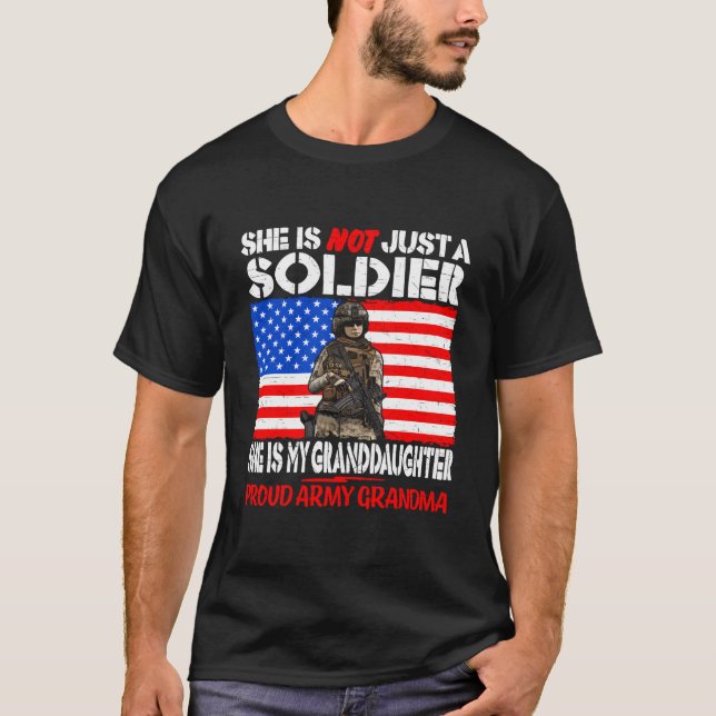 Camiseta Minha neta É Um Exército Soldado Orgulhoso (Frente)