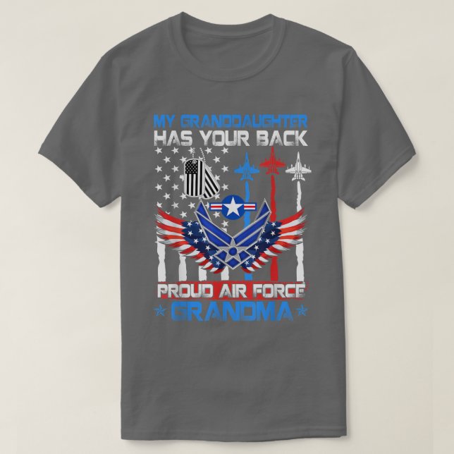 Camiseta Minha neta Tem Sua Força Aérea Orgulhosa (Frente do Design)