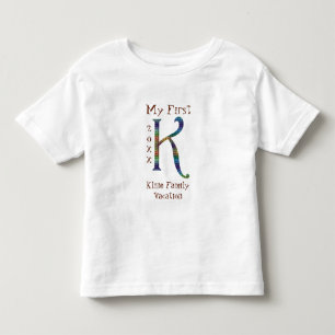 Camiseta Minha Primeira Férias Familiares - Letra K Monogra