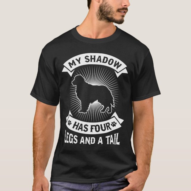 Camiseta Minha Sombra Tem 4 Pernas E Um Retriever De Ouro D (Frente)