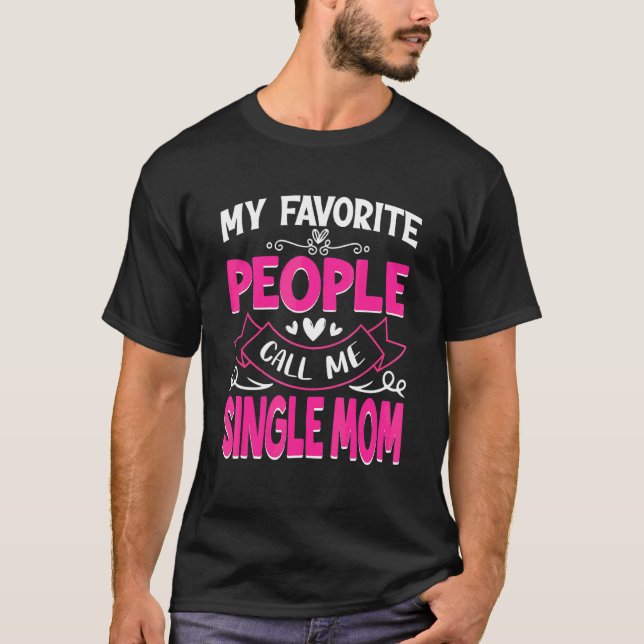 Camiseta Minhas Pessoas Favoritas Me Chamam De Solteiro Mãe (Frente)