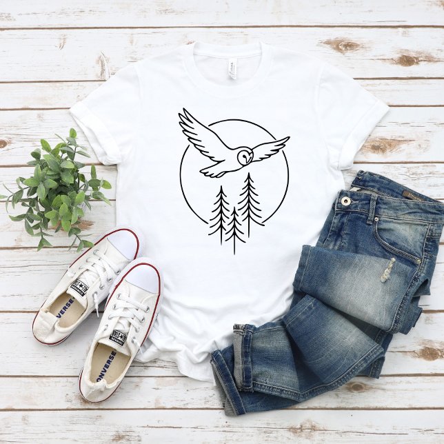 Camiseta Minimal Flying Owl Over Pines – Forest Line Art Il (Criador carregado)