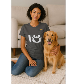 Camiseta Minimalist Dog Mom Shirt | Paw Print Heart Tee
