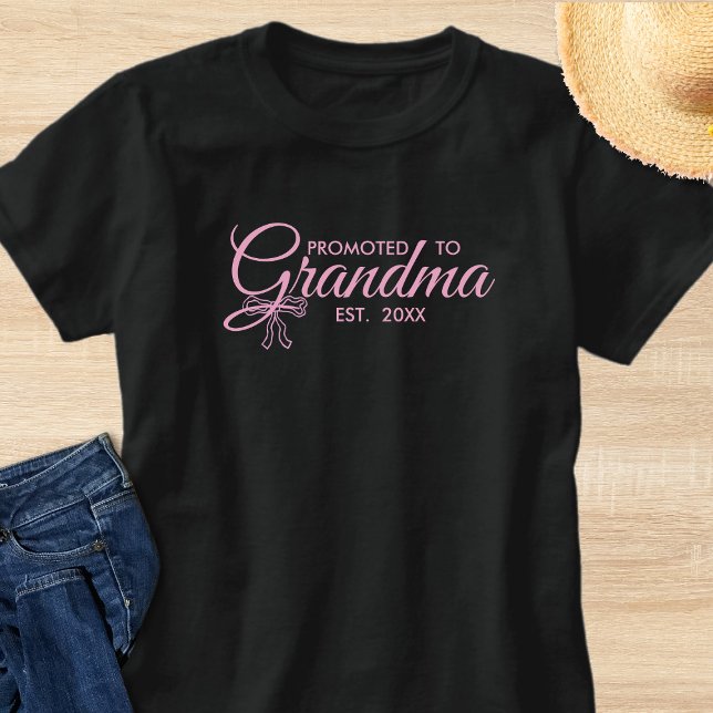 Camiseta Minimalist Pink Promoted To Grandma Est Year (Criador carregado)