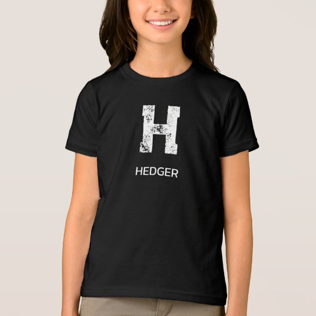 CAMISETA MINIMALIST WHITE ONE LETTER MONOGRAM NAME BLACK (Frente)