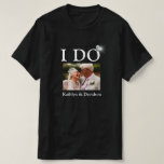 Camiseta Minimalista do nome de foto do Casal do Anel do No<br><div class="desc">Eu faço fotos de Casais de anéis de Noivado e nomeio Camiseta Mínima Feliz e Divertida. Celebrar seu evento especial com esta fofa camiseta. Todos os textos estão pré-organizados para que você mude fácil e rapidamente com seus próprios detalhes.</div>