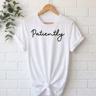 Camiseta Minimalista Pacientemente Assinatura Scri