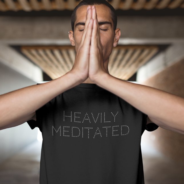 Camiseta Mínimo Engraçado, Pesadamente Meditado (Criador carregado)