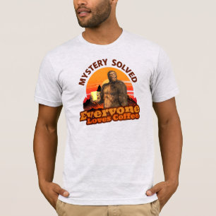 Camiseta Mistério Resolvido Todos Amam Café Pé Grande