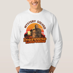 Camiseta Mistério Resolvido Todos Amam Café Pé Grande