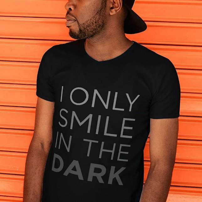 Camiseta Mistério Smiler Tee (Moody graphic tee – “I Only Smile in the Dark” shirt for introverts, goths, and deep thinkers)
