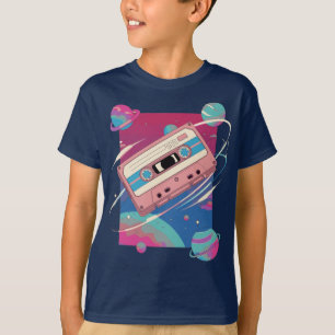Camiseta Mixtape Cósmica - Cassete Retro Flutuante no Espaç