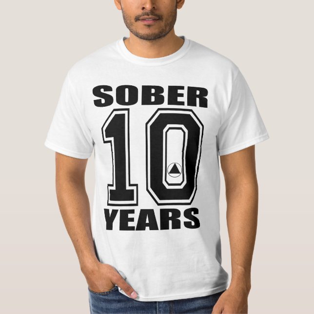 Camiseta Modere 10 anos enegrecem no branco, ORIGEM do (Frente)