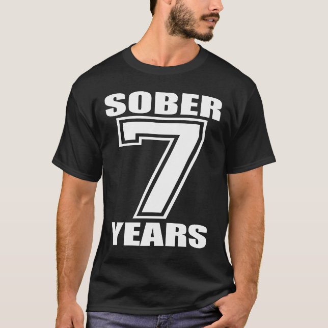 Camiseta Modere 7 anos branco na obscuridade (Frente)
