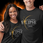 Camiseta Modern Black & Dourado 2024 Texas Total Eclipse So<br><div class="desc">Apresentando nossa camiseta personalizada de Eclipse Solar Total Dourada 2024 do Texas, um na moda e uma peça comemorativa para este raro evento celeste. esta camisa captura a elegância e o entusiasmo do eclipse solar total. Com o ano de 2024 exibido com ousadia, juntamente com a localização do Texas, ele...</div>
