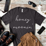 Camiseta Modern Honeymoon Vibes Nova Noiva Noivado<br><div class="desc">Modern Honeymoon Vibes Nova Camiseta Noivado</div>