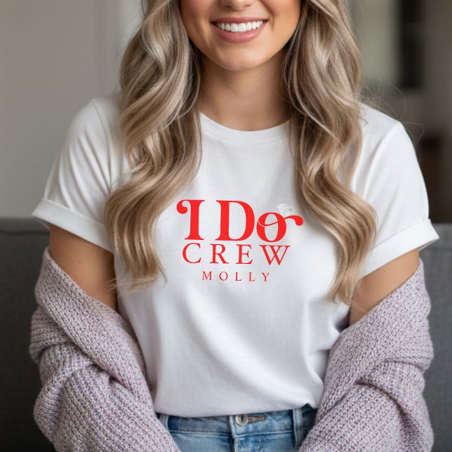 Camiseta Modern I Do Crew Bold Red Bridesmaid (Get the crew together in style with this trendy "I Do Crew" design!)