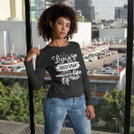 Camiseta Modern Livin' Hanukkah Life Menorah Drecher<br><div class="desc">Celebre Hanukkah com talento na nossa t-shirt Hanukkah! Este na moda apresenta um Menorah, um caçador de sonhos e "Vivendo em Hanukkah Life" escrito em caligrafia moderna contra um cenário negro clássico. É a mistura perfeita de tradição e estilo contemporâneo, fazer que é uma obrigação para as suas festividades de...</div>