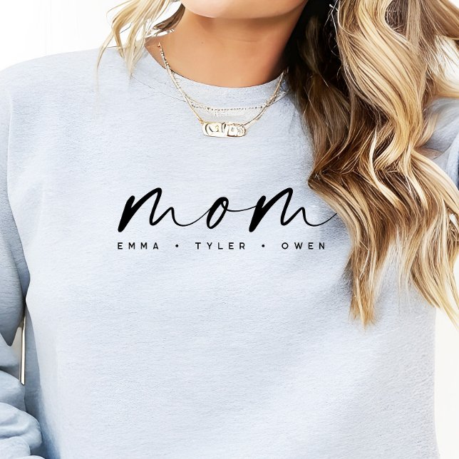 Camiseta Modern Script “Mom” Children's Names, Mom Gift (Criador carregado)