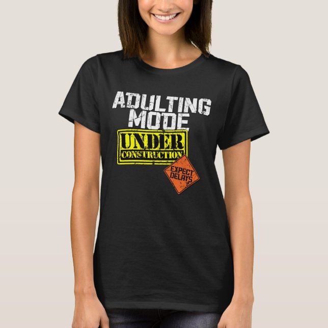 Camiseta Modo Adulto em Construção uma Adulta Engraçada (Frente)