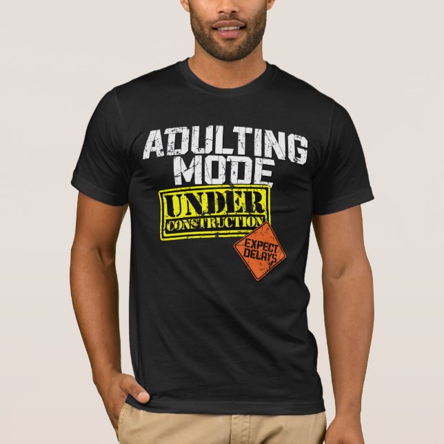 Camiseta Modo Adulto em Construção uma Adulta Engraçada (Frente)