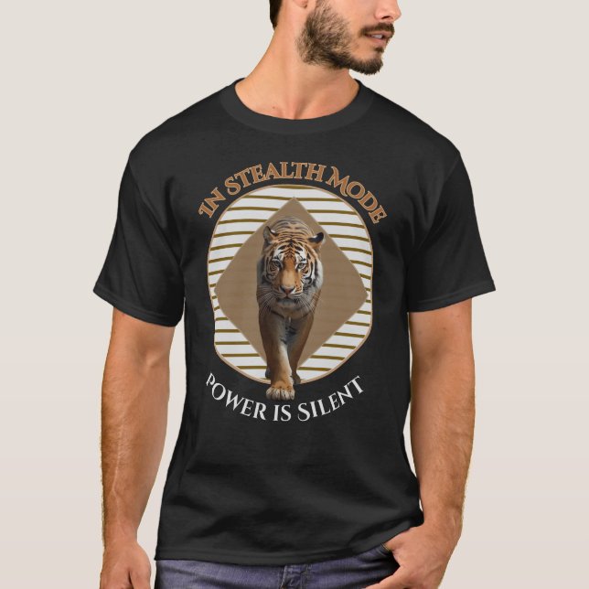 Camiseta Modo Furtivo do Tigre de Luxo - "O Poder é Silenci (Frente)