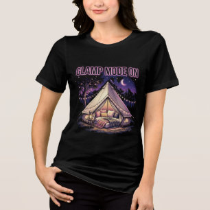Camiseta Modo Glamping Ativado Cena Noturna de Acampamento