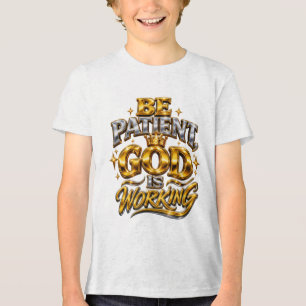 Camiseta Moletom Infantil Deus Está Trabalhando Seja Pacien