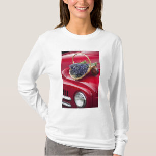 Camiseta Molhos de lavanda descansam em velho caminhão de f
