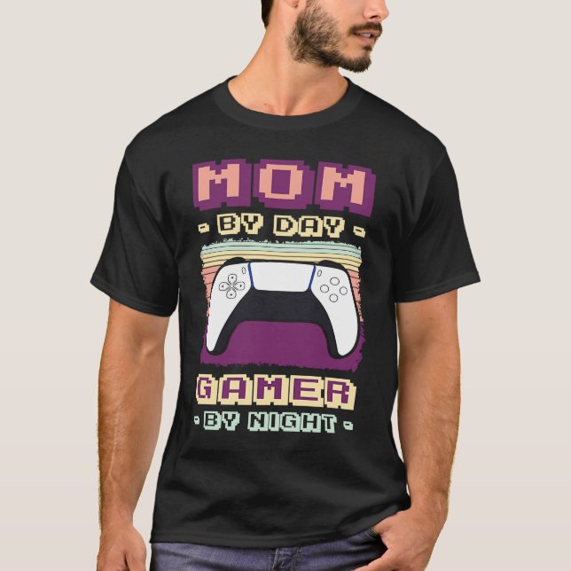 Camiseta Mom By Day Gamer By Night Online Gaming Games Cont (Frente)